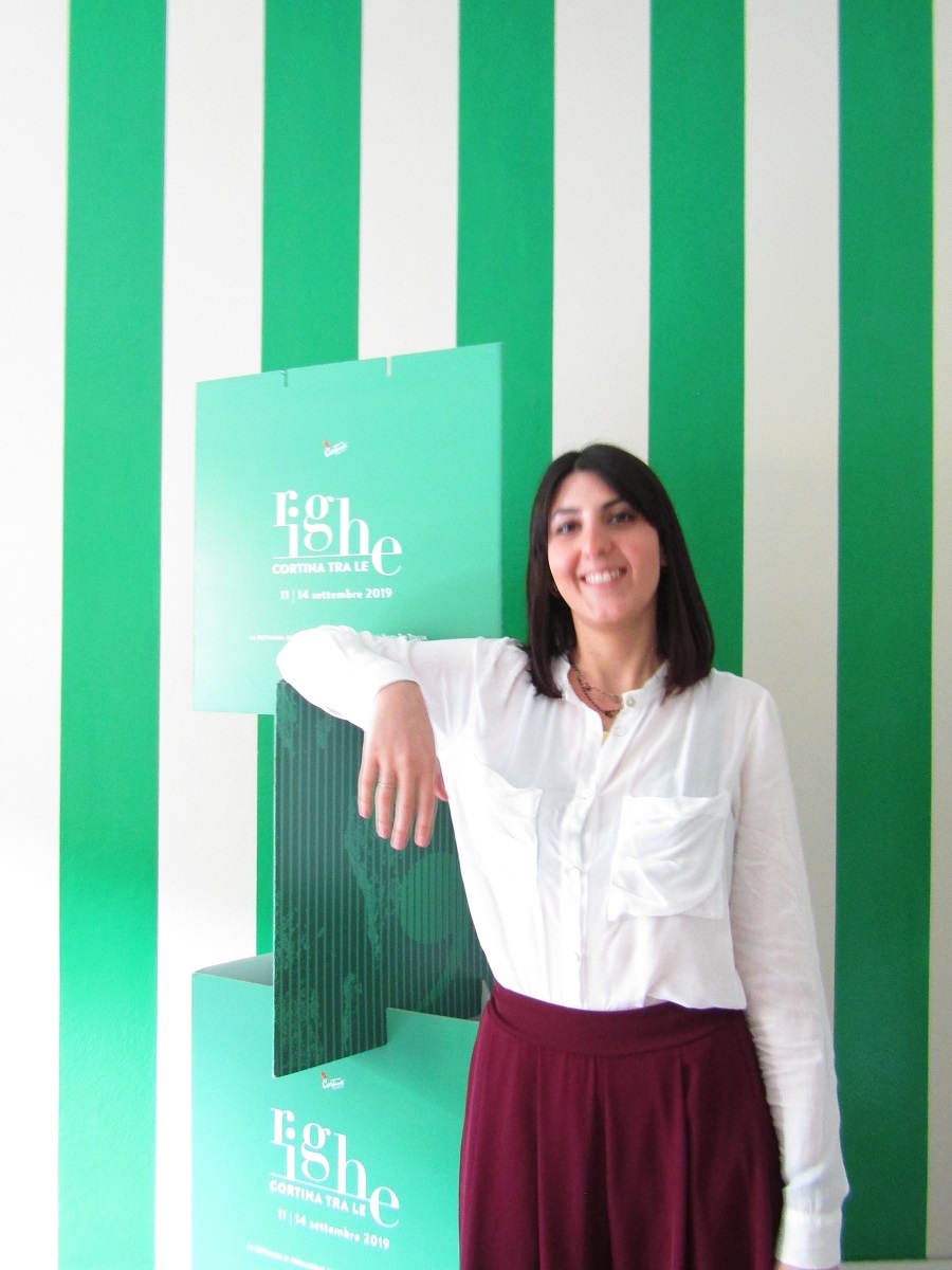 Alice_DOC-COM_Cortina Tra Le Righe Alice con lo stand di Cortina Tra le Righe nell'ufficio DOC-COM