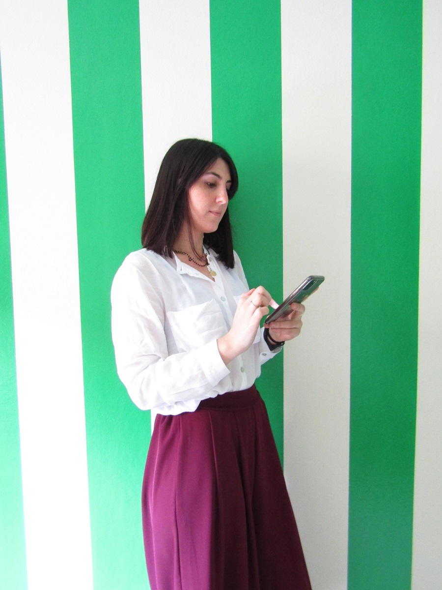 Alice_DOC-COM_Telefono Alice seleziona con il suo smartphone fotografie per DOC-COM