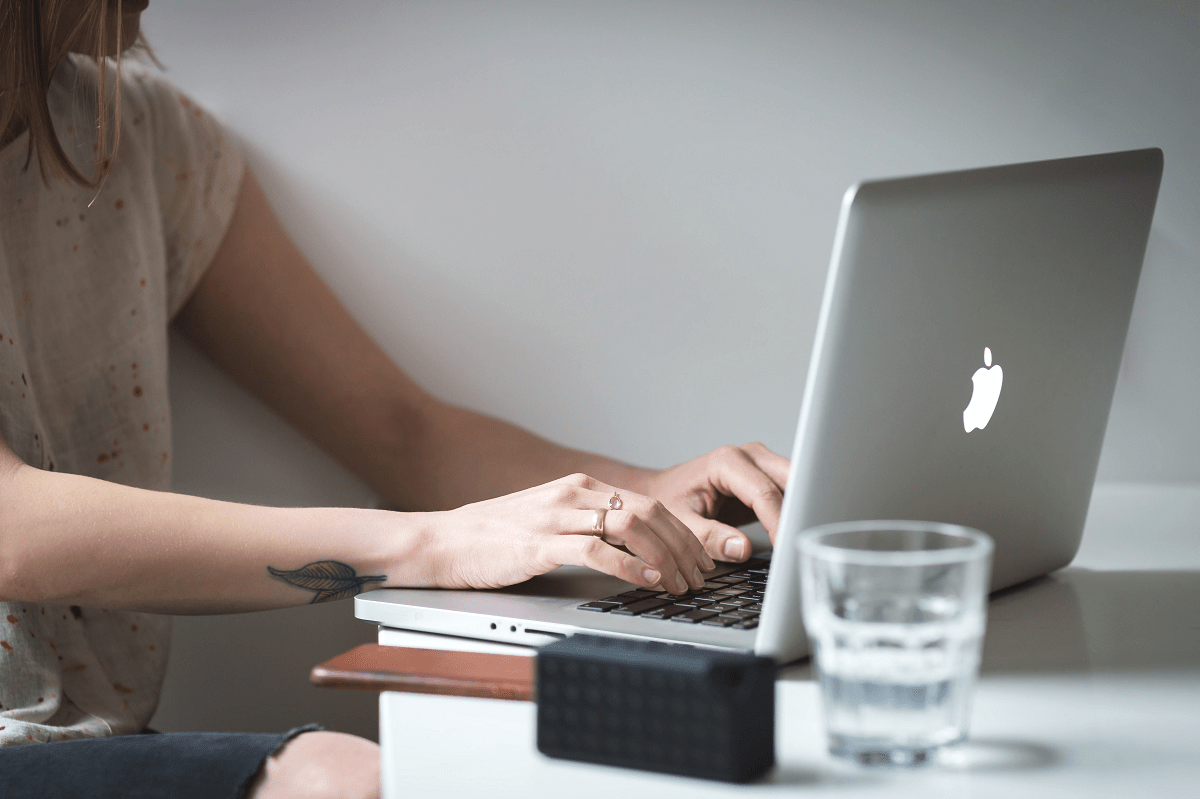 Donna al computer che scrive
